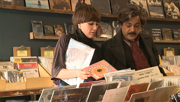 Película Subterranean de Gabriel Velazquety. Pablo y Marieta compran discos.