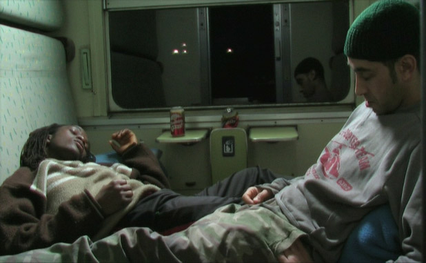 Foto película Sud Express 6 (Mili y Rachid duermen en el tren.)