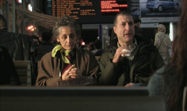 Foto película Sud Express 7 (Samuel y Lucía esperan el tren en la estación de Austerliz Paros.